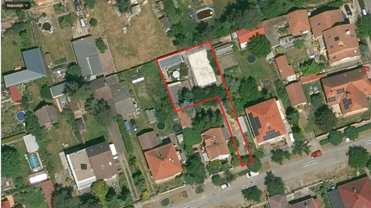 Krásný pozemek s projektem a základovou deskou