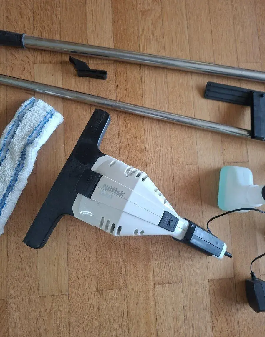 Akumulátorový čistič oken Nilfisk Smart + prodlužovací sada