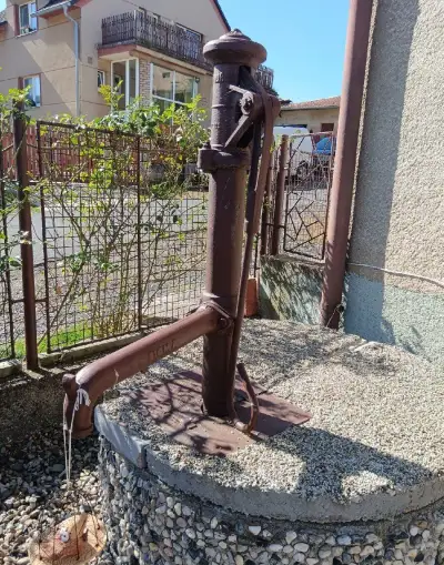 Ruční pumpa na studnu