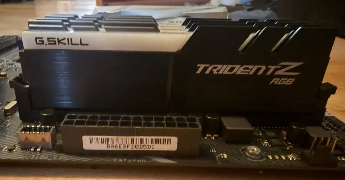 4x8GB G.SKILL 32GB KIT DDR4 3200MHz CL16 Trident Z RGB