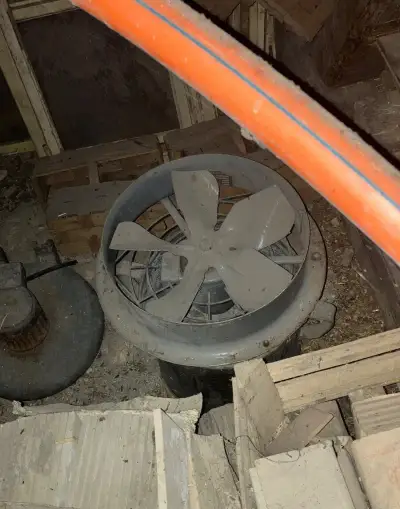 Starý industriální větrák