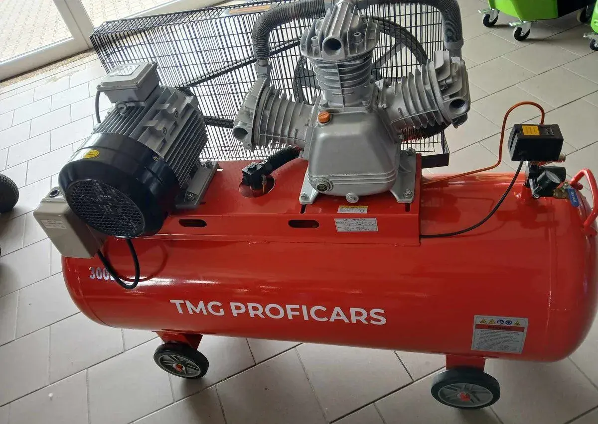 Pístový vzduchový kompresor 300l, 900l/min