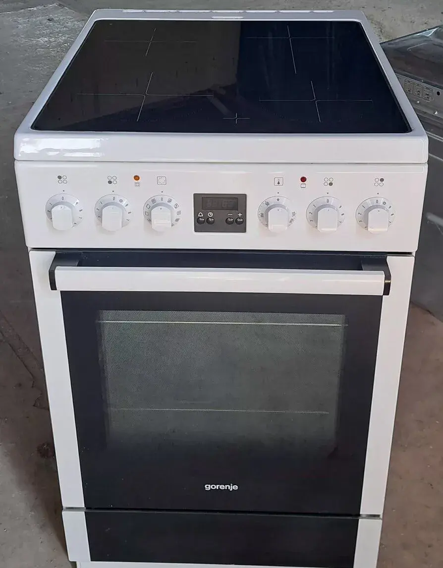 Sklokeramický sporák Gorenje.