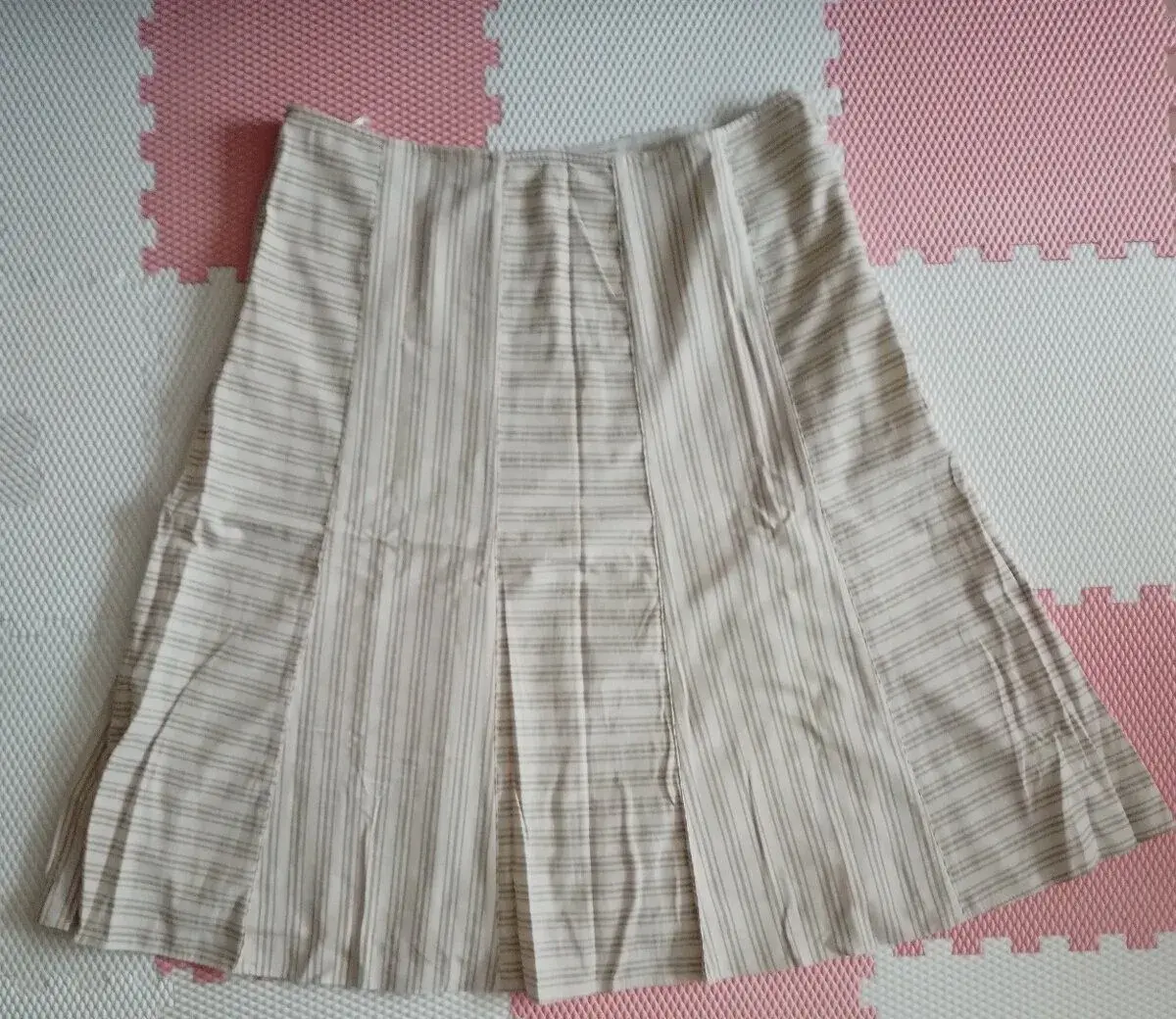Krémová áčková midi sukně s proužky