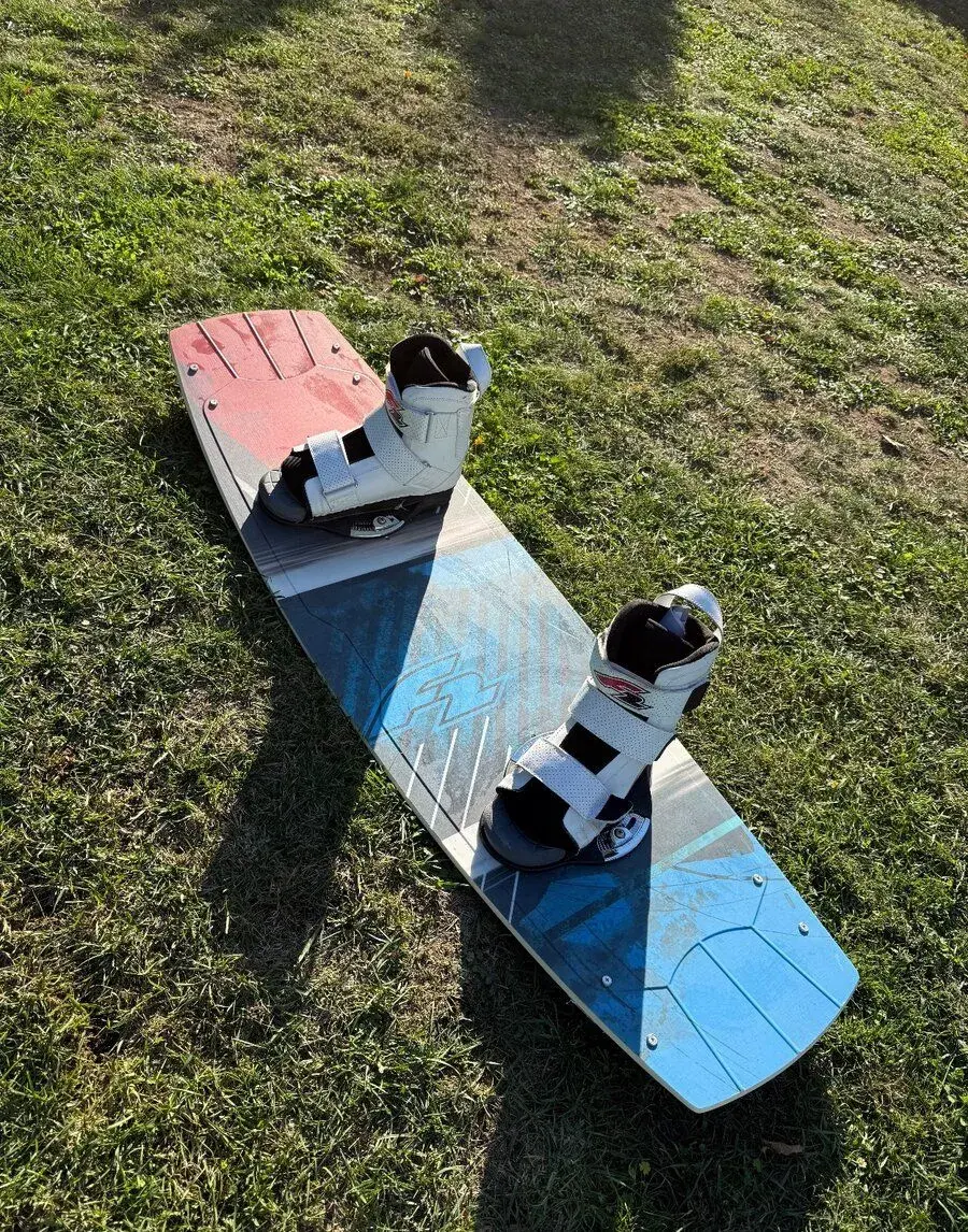 Wakeboard F2 + vázání, nejetý, nikdy nebyl ve vodě