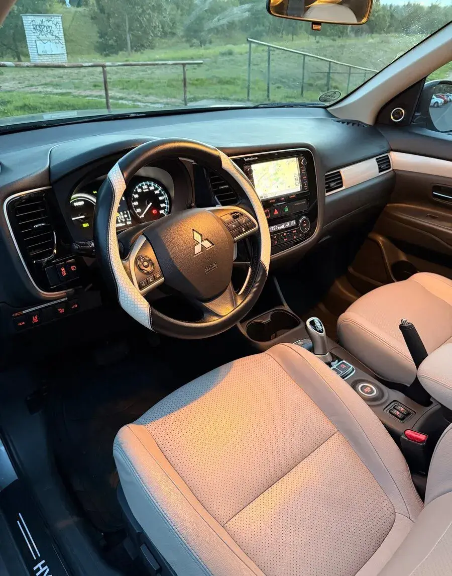 Mitsubishi Outlander – 2015, 231 000 km