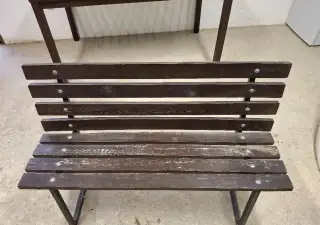 Zahradní lavice.