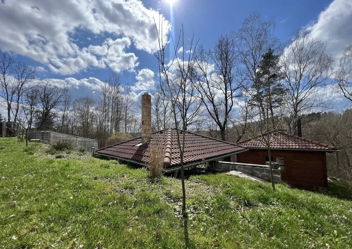 Zahrada s chatou, pergolou, zahradním domkem a sklepem (602
