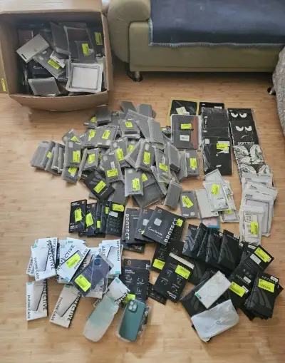 270 kusů krytů Iphone, Samsung.