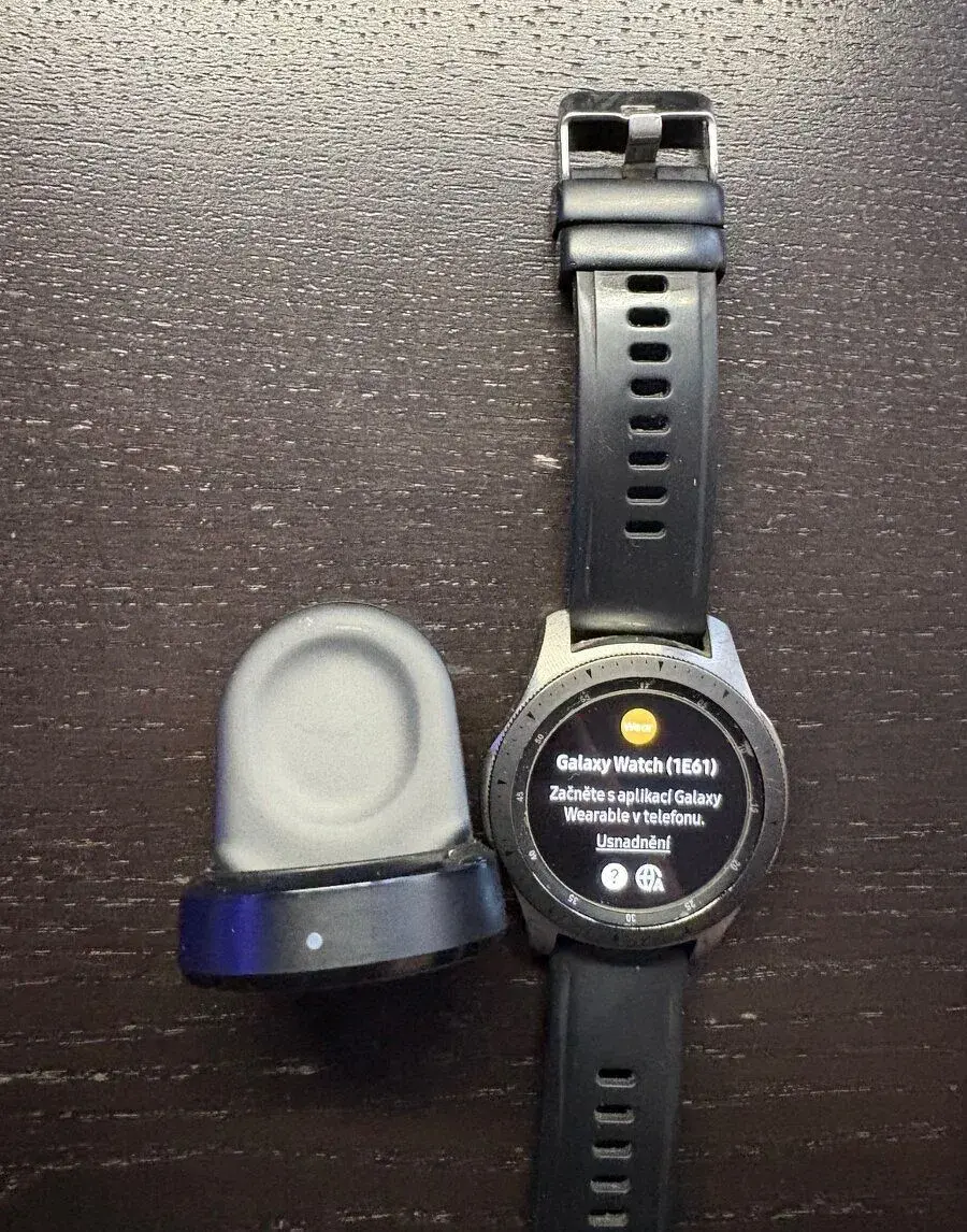 Samsung Galaxy Watch (SM-R760) + nabíječka