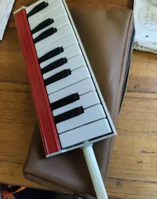 Starou foukací harmoniku