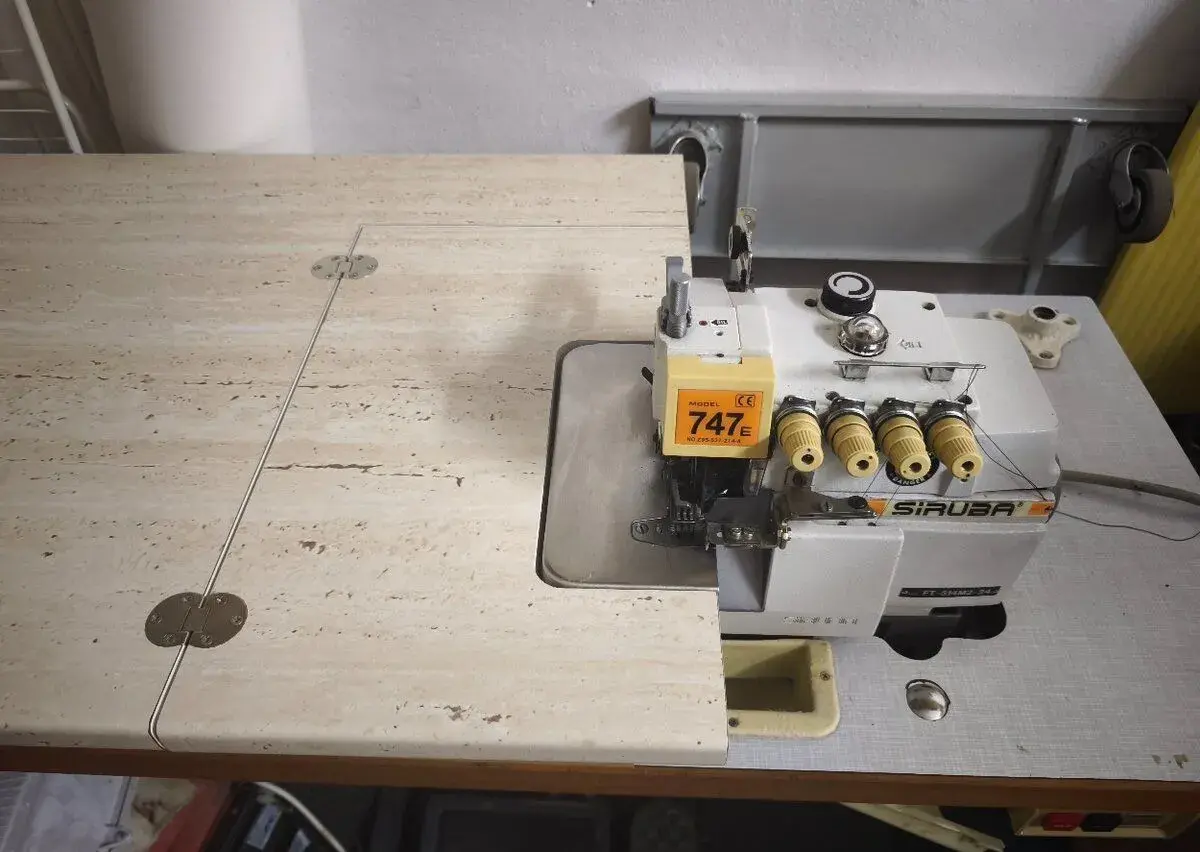 Průmyslový 4nitný overlock SIRUBA 747E
