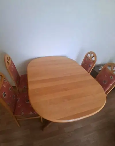 Stůl jídelní rozkládací a 4 židle - masivní