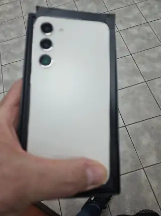 Samsung Galaxy S23+ Beige top