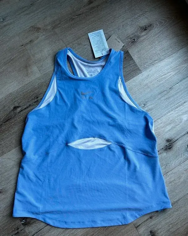 Nove tricko na cviceni Nike s visackou