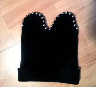 Černá stylová čepice s cvočky / hroty