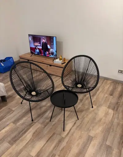 Zahradní křesílka se stolkem.