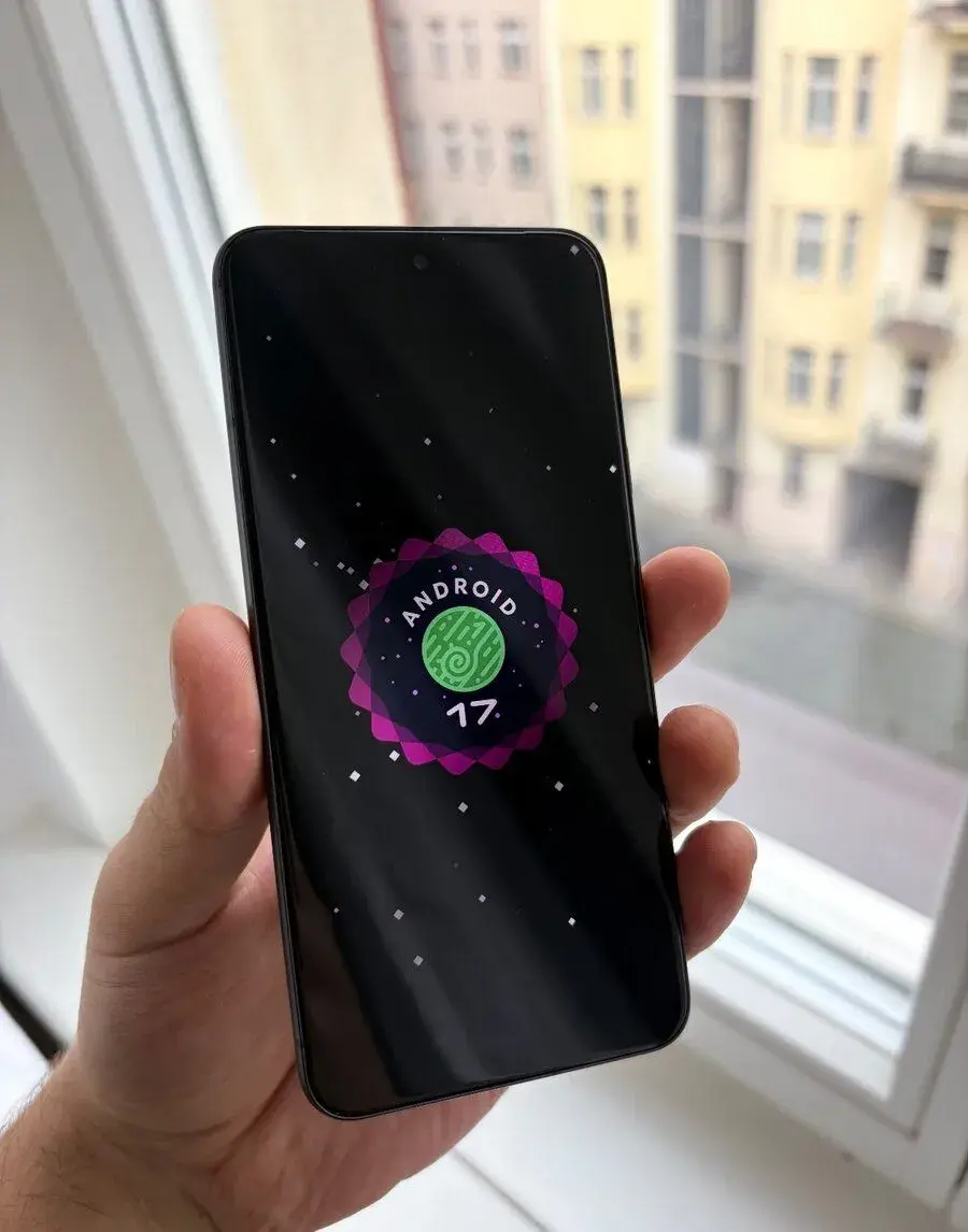 Google Pixel 8 256 GB černý, 3 kryty, původní balení