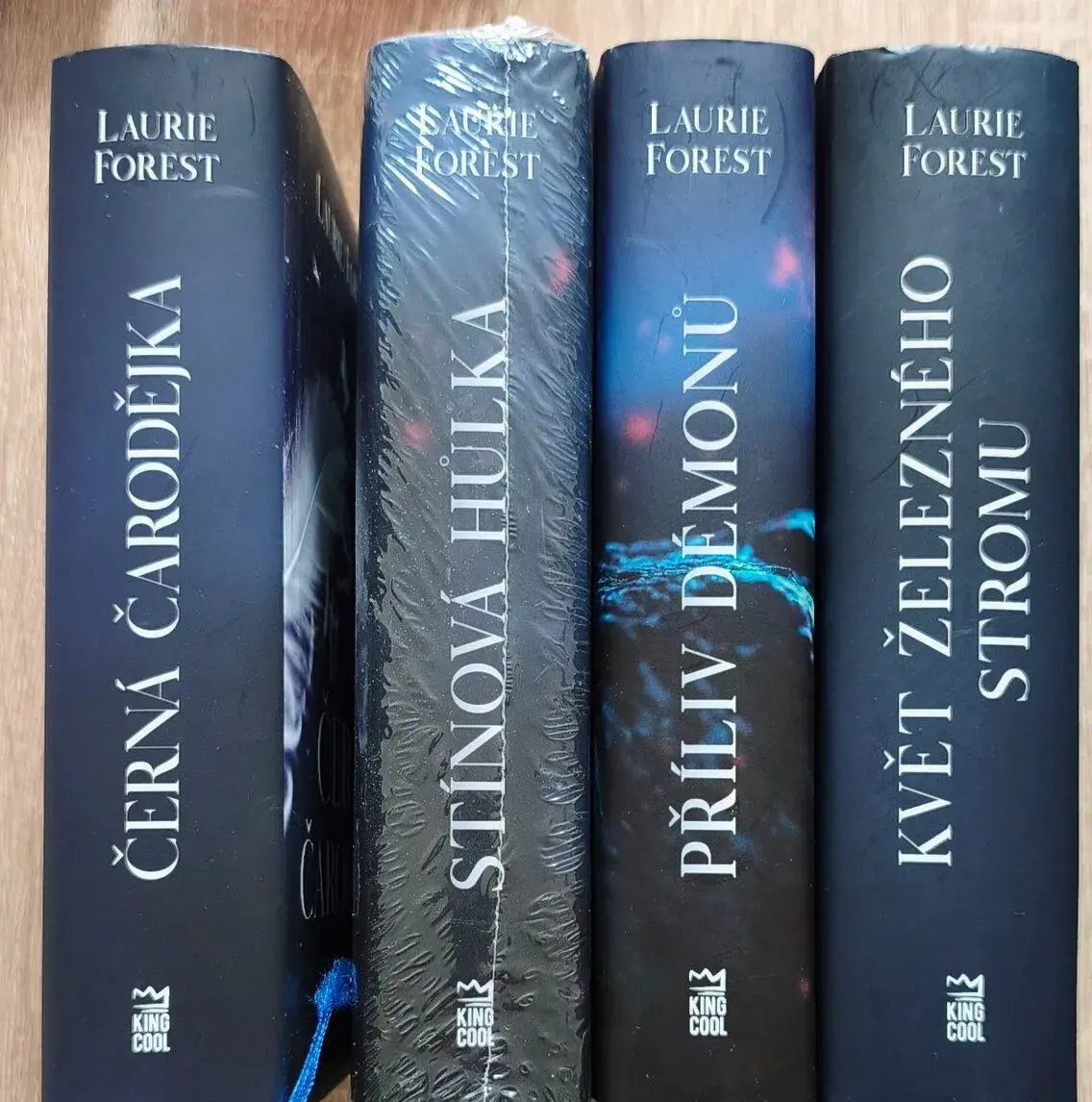 Knihy – série Christina Courtenay, Laurie Forest