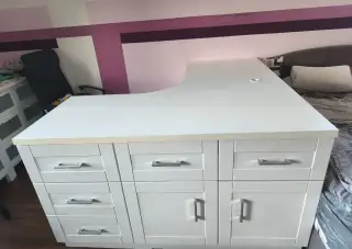 Velký psací stůl se skříní