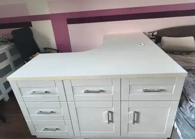 Velký psací stůl se skříní