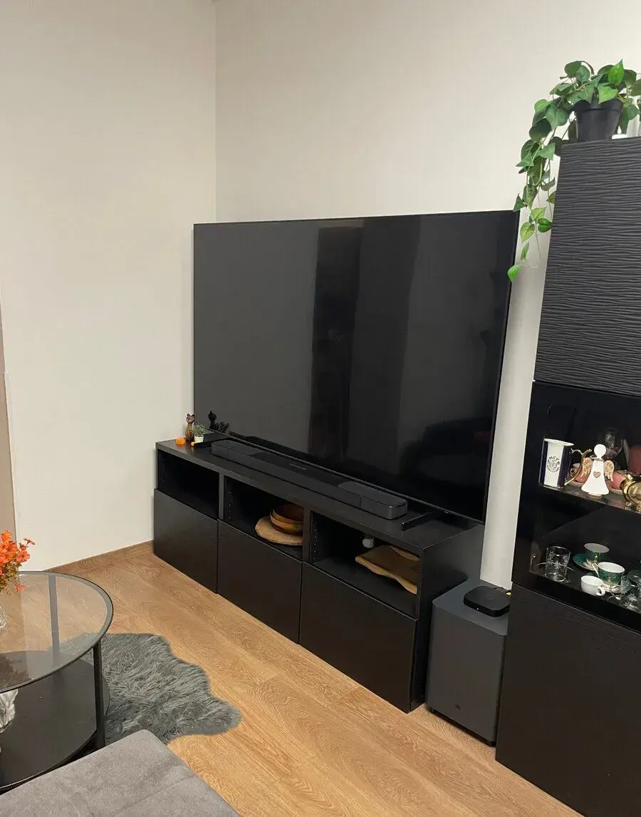 Obyvaci stěna IKEA Besta s televizí a sedačkou