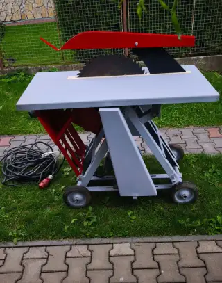 Cirkulárka pila s kolébkou tovární výroby NAREX typ HOP 77.