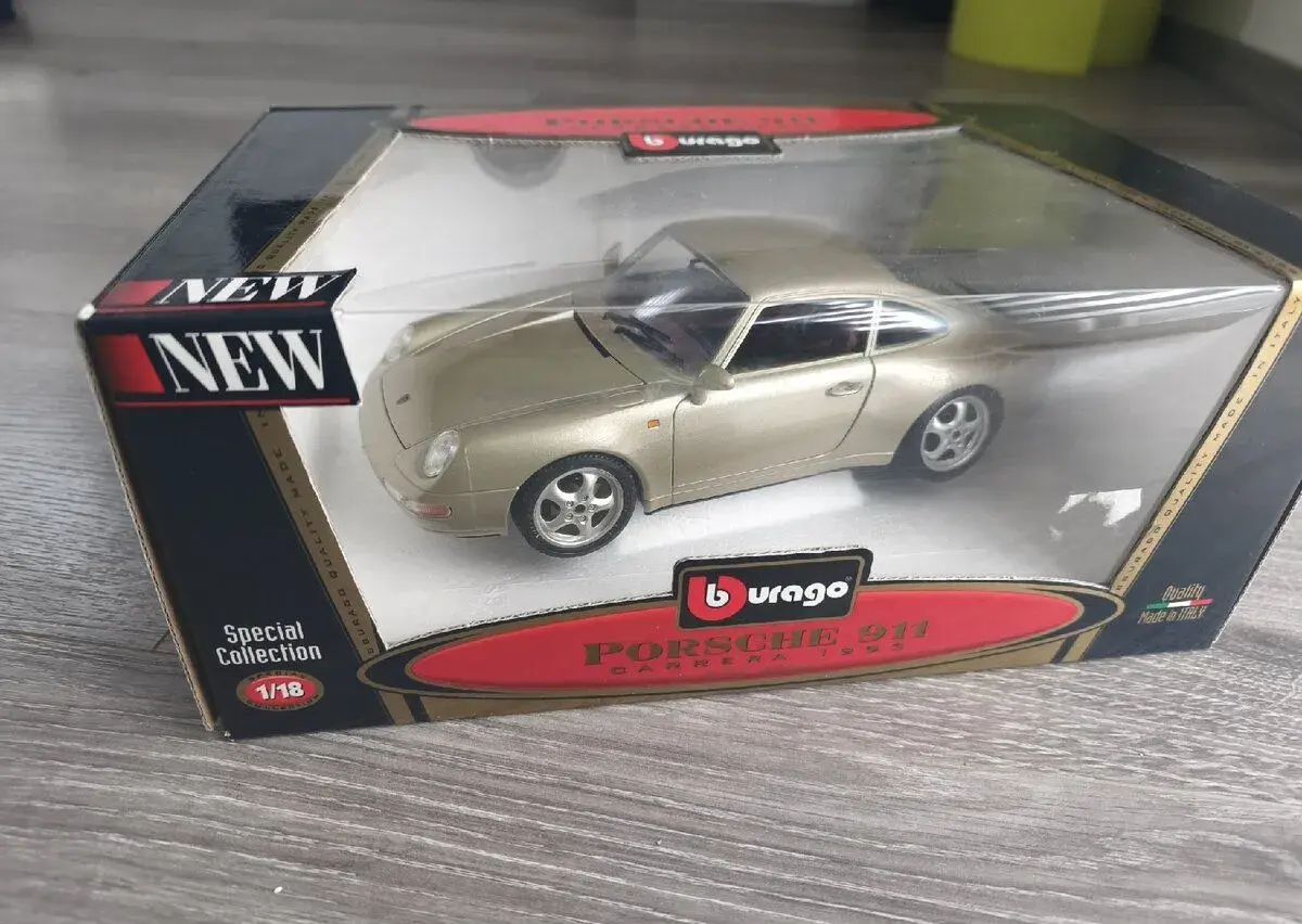 Model Bburago Porsche 911 Carrera (zlatá met.)