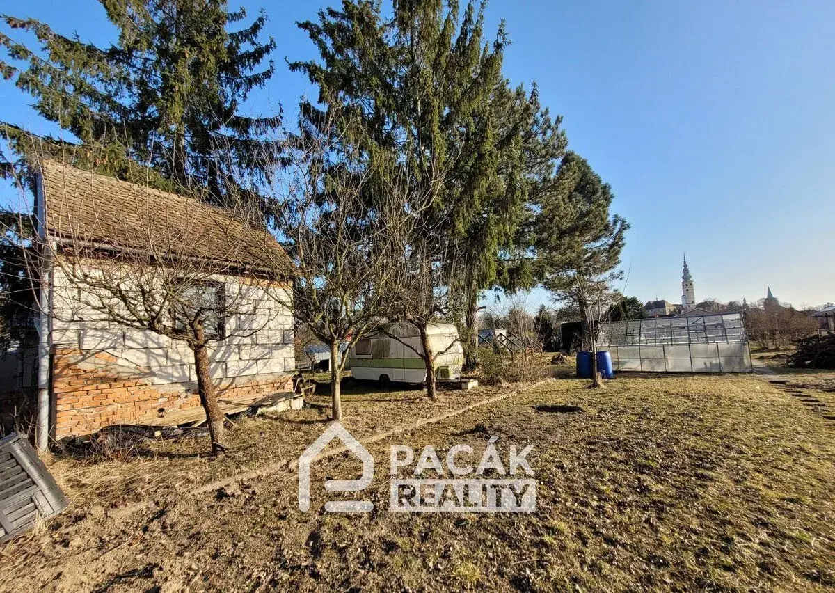 Prodej stavebního pozemku s chatou v Tovačově, Podzámčí