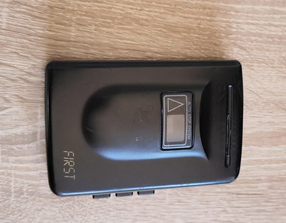 RETRO WALKMAN FIRST S RÁDIEM NA TUŽKOVÉ BATERIE