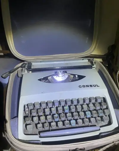 československý psací stroj značky Consul