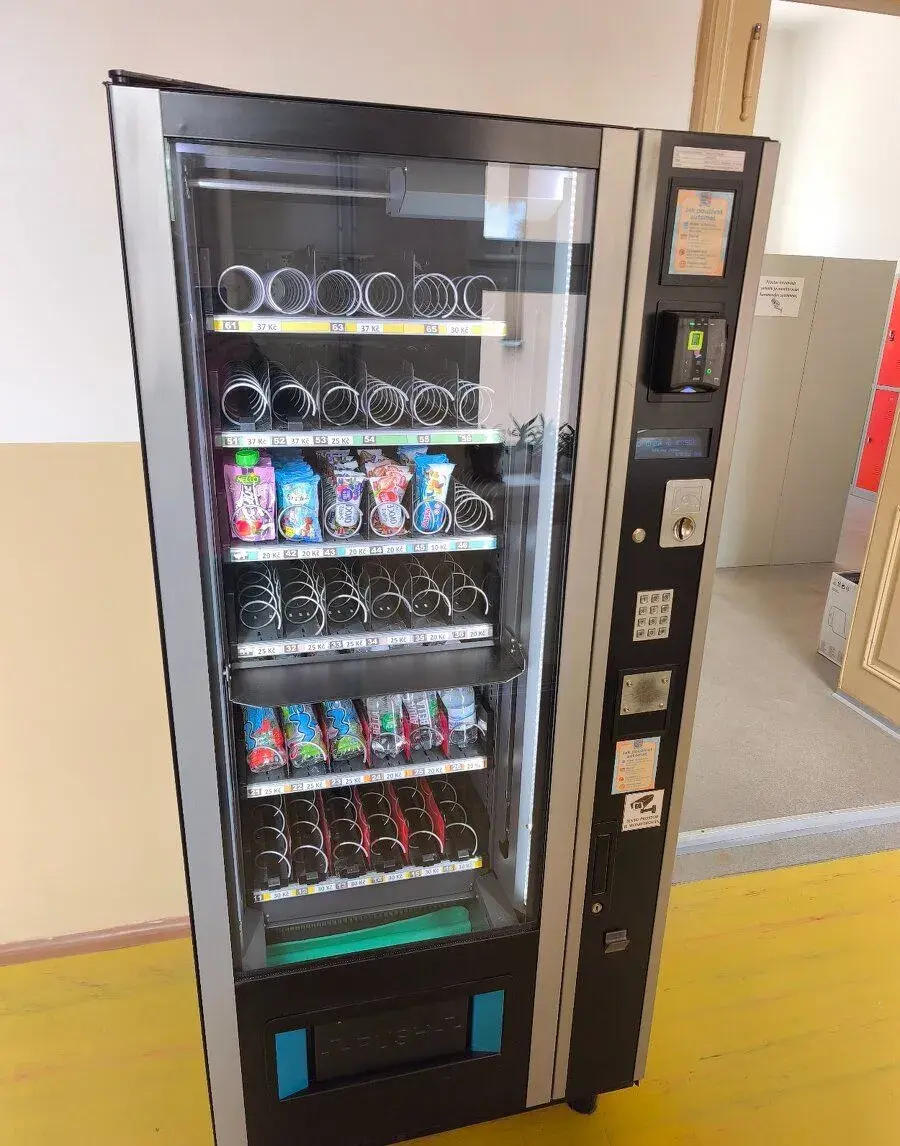 Prodejní automat SandenVendo SD6 – Nayax, výtah, výborný sta
