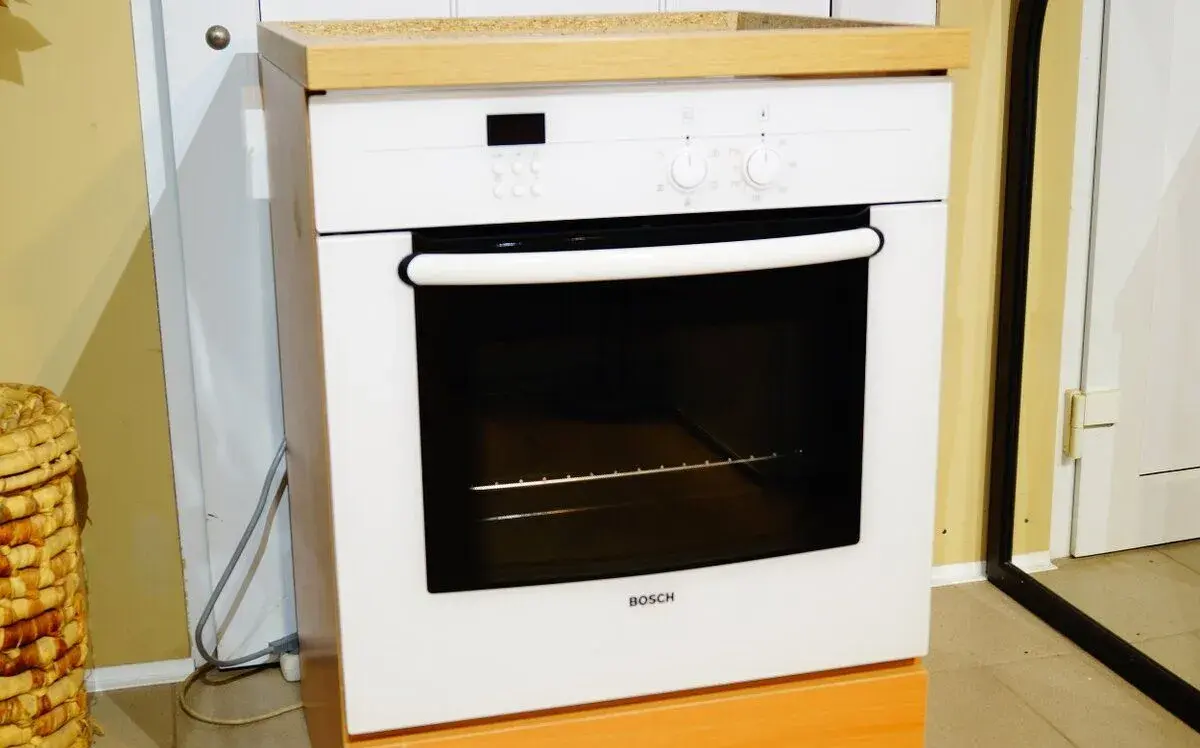 Bosch bílá vestavná trouba HBN 3520