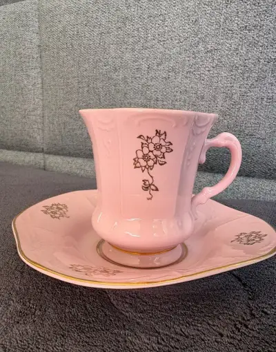 Vintage růžový porcelánový šálek s podšálkem