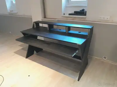 Studiový stůl Profi-Glorious Sound Desk s výsuvnou deskou