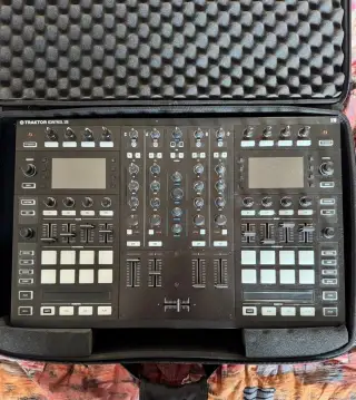 Traktor Kontrol S8 – ukončená výroba,vlajková loď