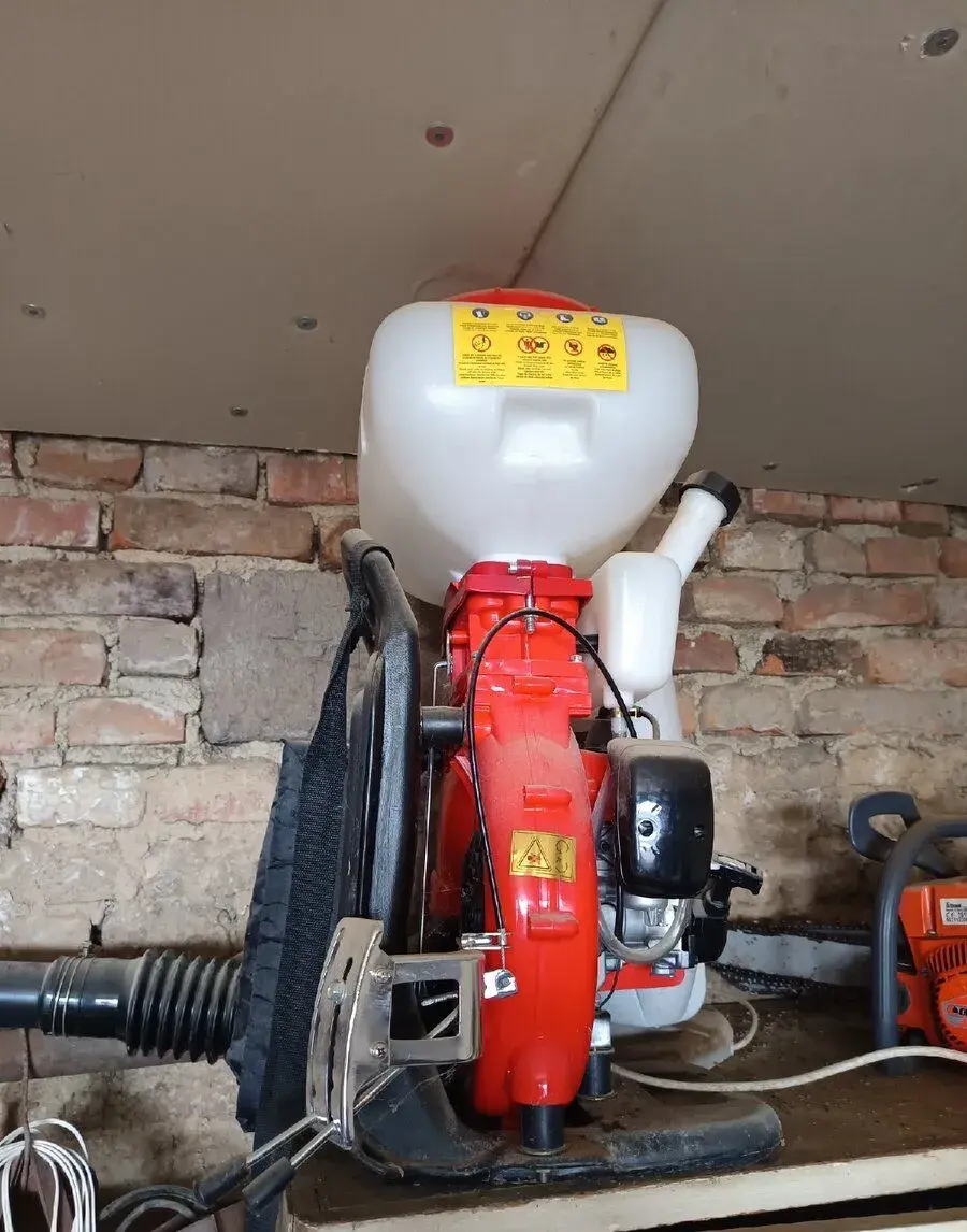 Motorový zádový postřikovač GardeTech 15 l – funkční