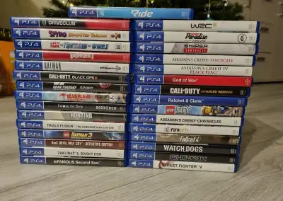 Větší množství originálních her PS4/ PS5