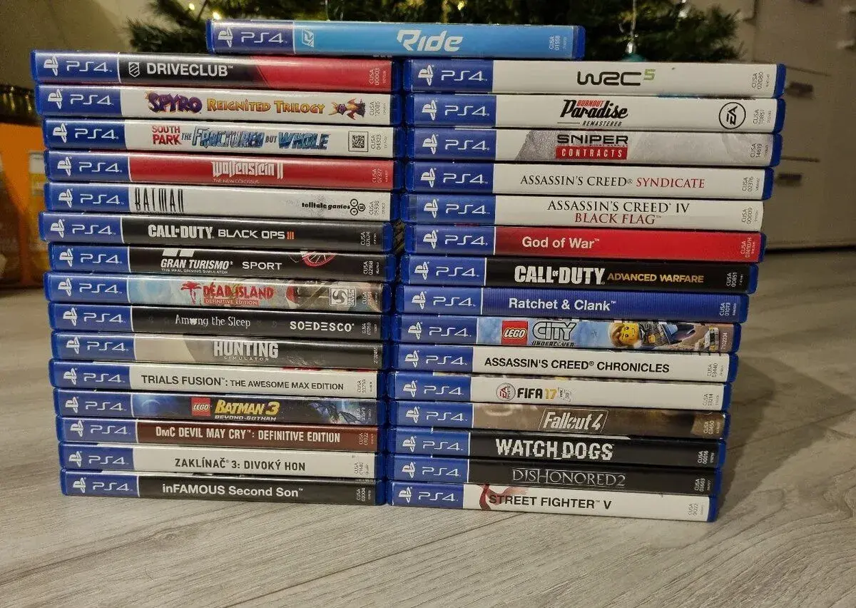 Větší množství originálních her PS4/ PS5