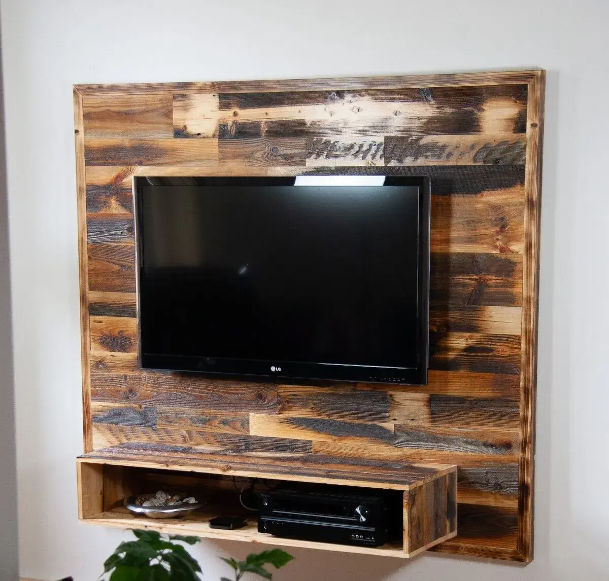 Industriální TV stěna s policí