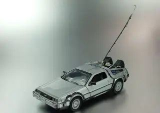 Sada 4x 1:24 DMC DeLorean ze serie Zpátky do Budoucnosti