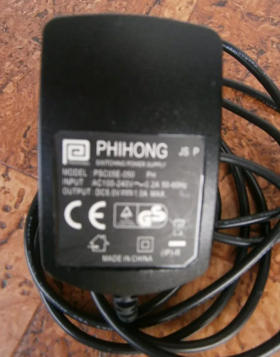 Nepoužívaná nabíječka: output 5V/1A