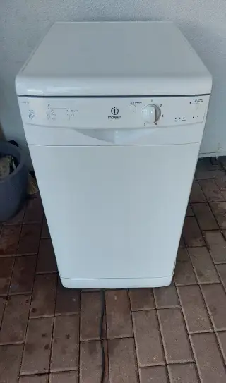 Myčka Indesit DSG 0517. ÚZKA 45cm. Energ. třída. AAA.
