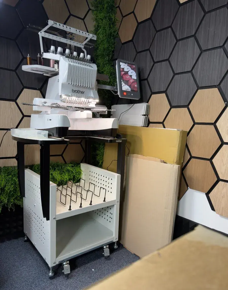 Brother PR1060W – vyšívací stroj + výbava a PE-Design 11