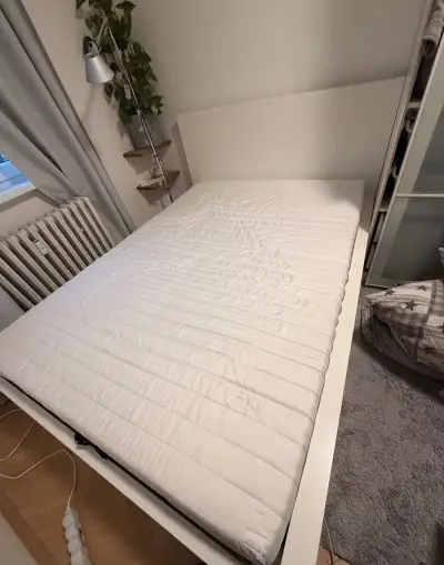 Manželská postel IKEA