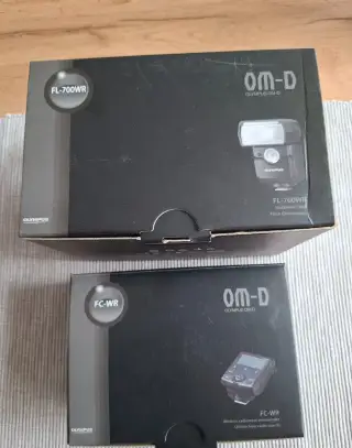 Blesk Olympus FL-700WR jako nový