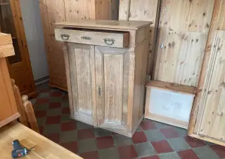 Starožitnou vysokou komodu Vertiko masív dub