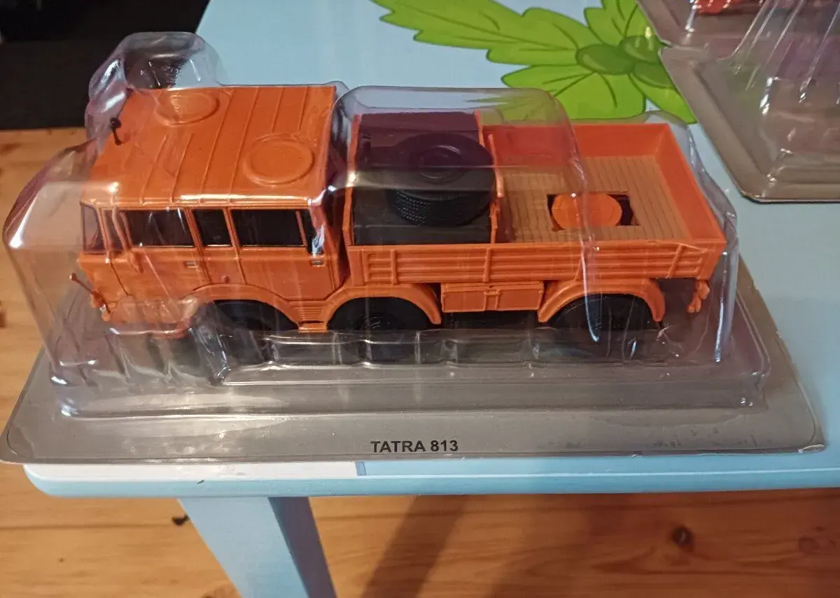 MODEL AUTA TATRA 813 1:43
