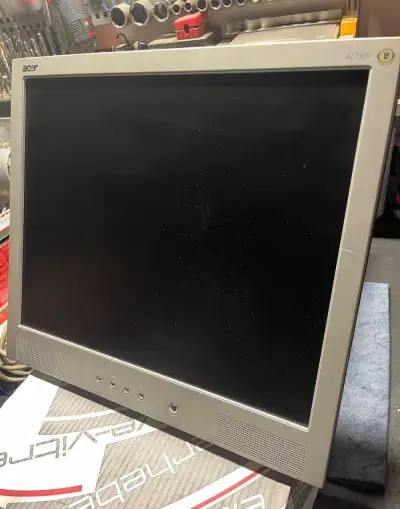Monitor Acer 17" na 12V z vozu