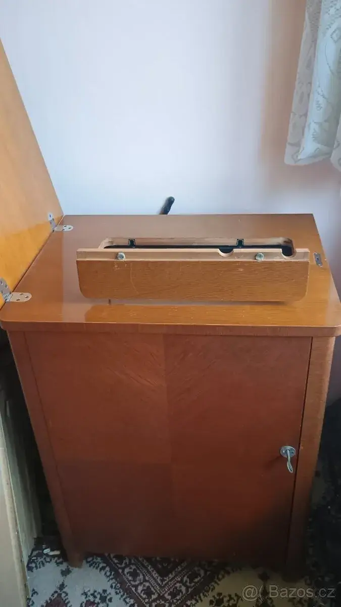 Šicí stroj Lada